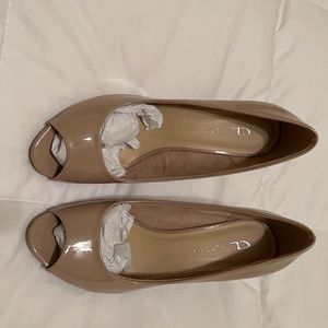 OPEN TOE PUMPS TAUPE CL LAUNDRY